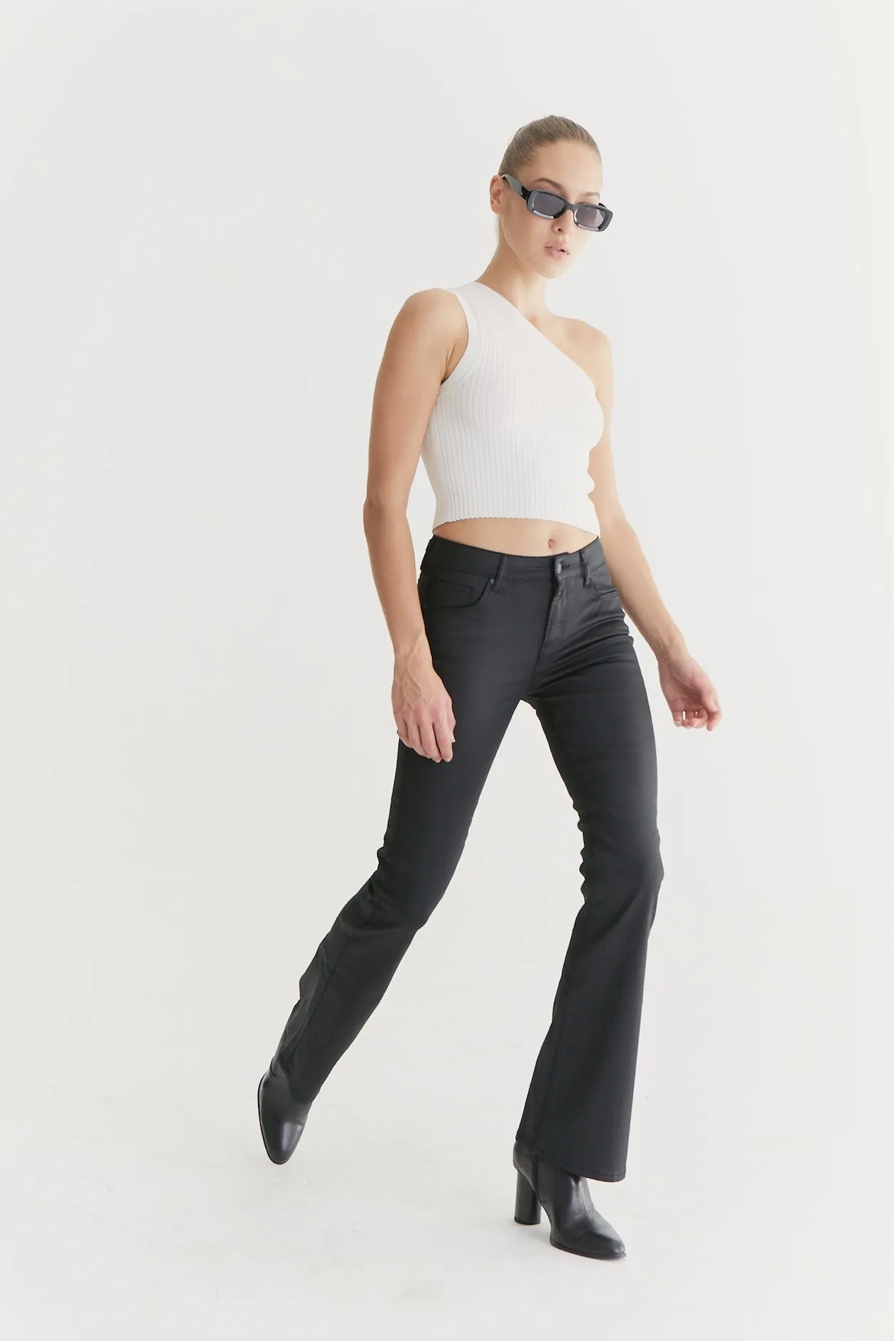 Laura - Mid Waist Flare Jeans - Black coated