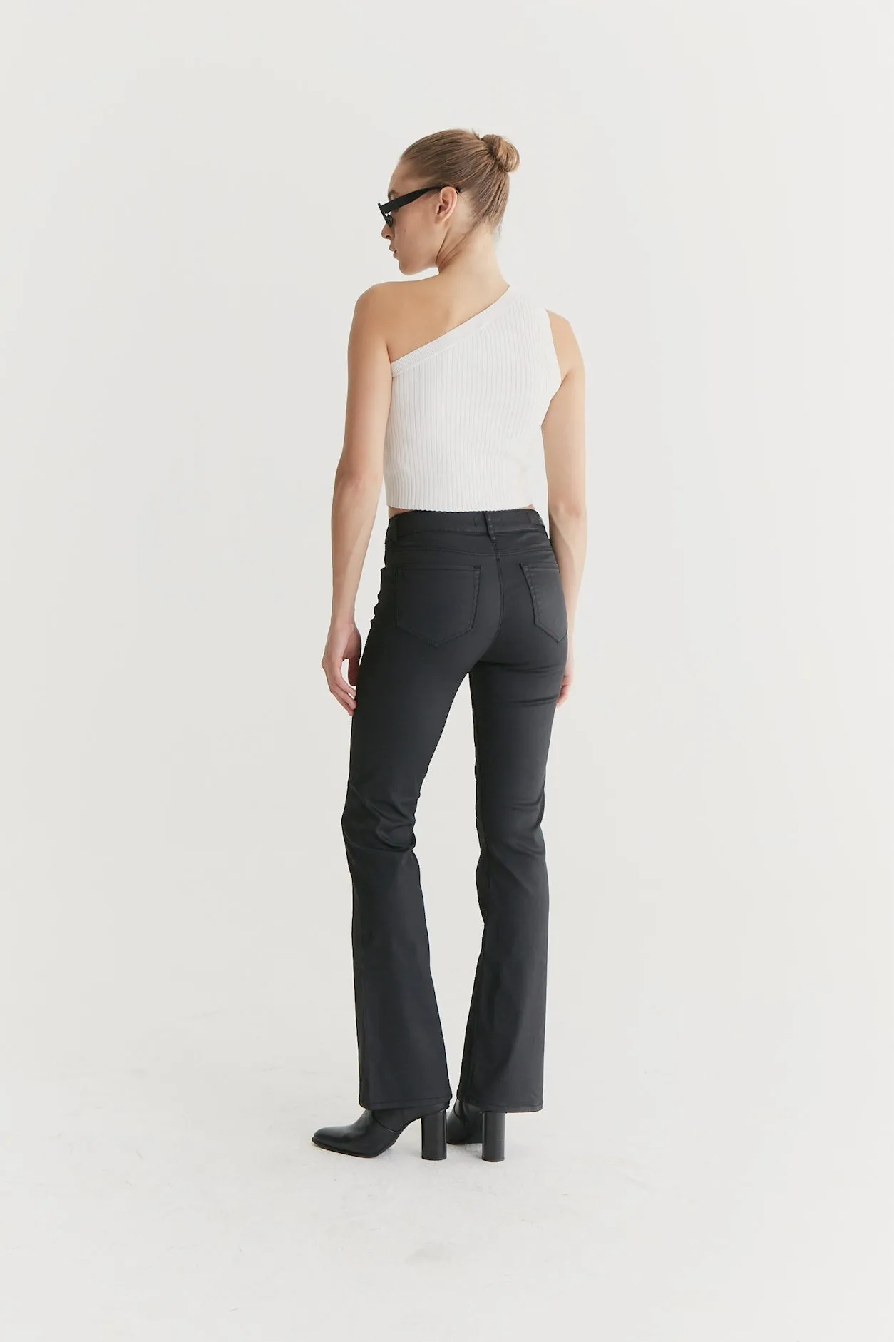 Laura - Mid Waist Flare Jeans - Black coated